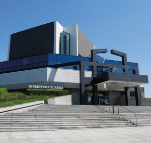 Fotografia wejścia głównego budynku Biblioteki Śląskiej w&nbsp;Katowicach przy placu Rady Europy 1 w&nbsp;Katowicach