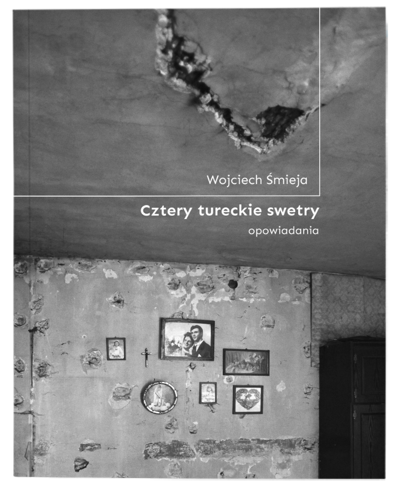 Na okładce książki Cztery tureckie swetry Wojciecha Śmiei znajduje się czarno-biała fotografia Arkadiusza Goli przedstawiająca zniszczone wnętrze pomieszczenia. W&nbsp;centralnej części ściany wisi kilka małych, oprawionych obrazów i&nbsp;zdjęć oraz niewielki krzyż, a&nbsp;po prawej stronie widoczny jest fragment ciemnej szafy. Górną część okładki zajmuje widok popękanego sufitu z&nbsp;dużym ubytkiem tynku, na&nbsp;którym umieszczono białe napisy z&nbsp;nazwiskiem autora i&nbsp;tytułem zbioru opowiadań.