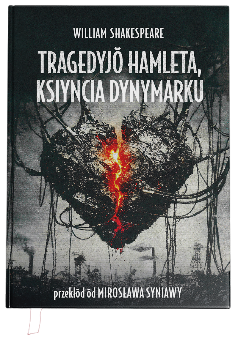 Na okładce książki Tragedyjo Hamleta, ksiyncia Dynymarku Williama Shakespeare'a znajduje się grafika przedstawiająca pęknięte, mechaniczne serce unoszące się w&nbsp;centrum kadru na&nbsp;tle ciemnego, dymnego nieba. Serce ma chropowatą, skalistą fakturę z&nbsp;widocznymi przewodami i&nbsp;kablami, a&nbsp;przez jego środek przebiega pionowe pęknięcie, z&nbsp;którego bije intensywne, pomarańczowo-czerwone światło przypominające lawę. W&nbsp;dolnej części obrazu widoczna jest sylwetka krajobrazu przemysłowego z&nbsp;dymiącymi kominami i&nbsp;konstrukcjami fabrycznymi.