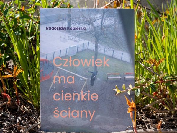 Okładka książki "Człowiek ma cienkie ściany" Radosława Kobierskiego