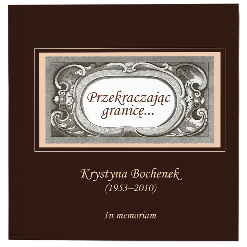 Okładka publikacji „Przekraczając granicę… Krystyna Bochenek (1953–2010) In memoriam” w&nbsp;eleganckiej, brązowej oprawie z&nbsp;ozdobnym ornamentem.
